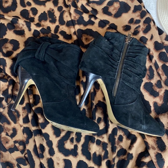 Suede bow ankle booties - Picture 2 of 8